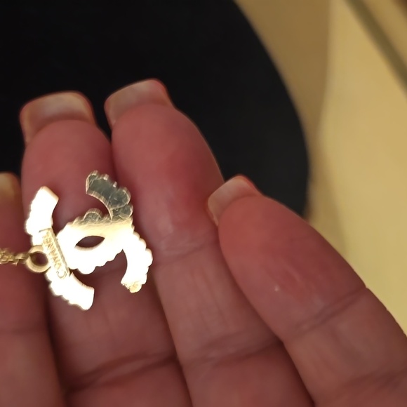 Chic Gold Pendant Necklace - Picture 3 of 3